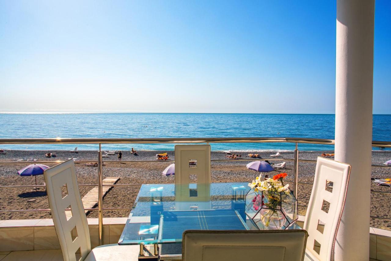 Мини-Отель Лучезарный Gagra Exterior foto