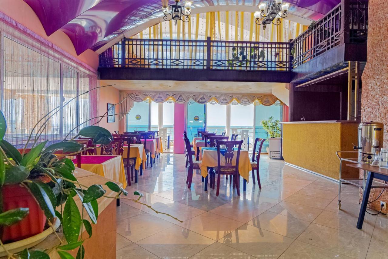 Мини-Отель Лучезарный Gagra Exterior foto