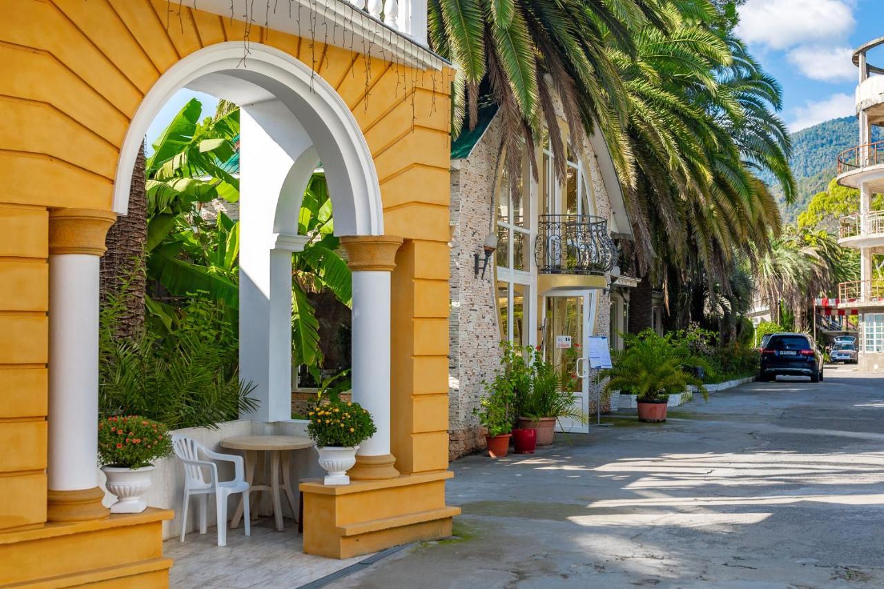 Мини-Отель Лучезарный Gagra Exterior foto
