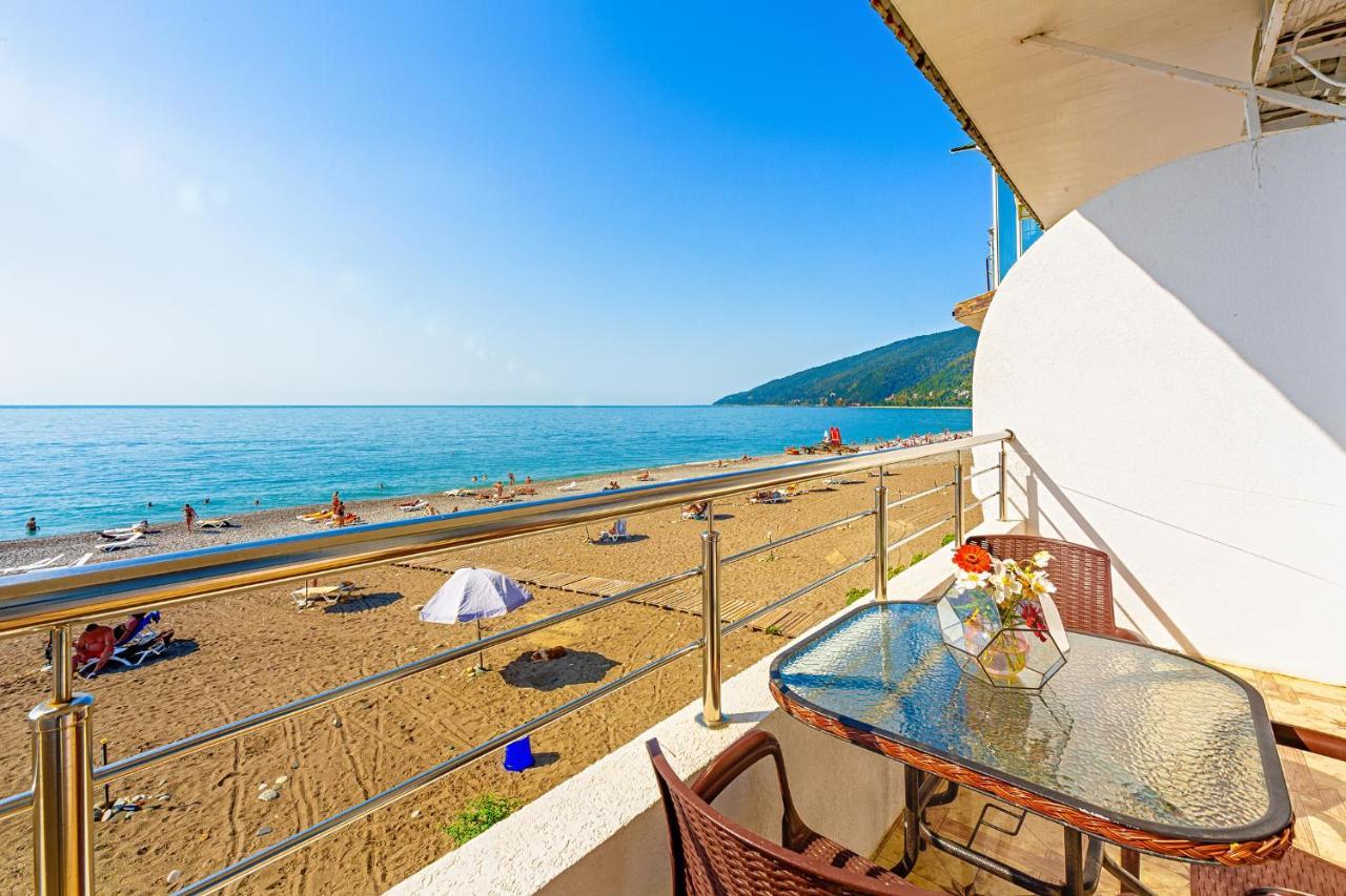Мини-Отель Лучезарный Gagra Exterior foto