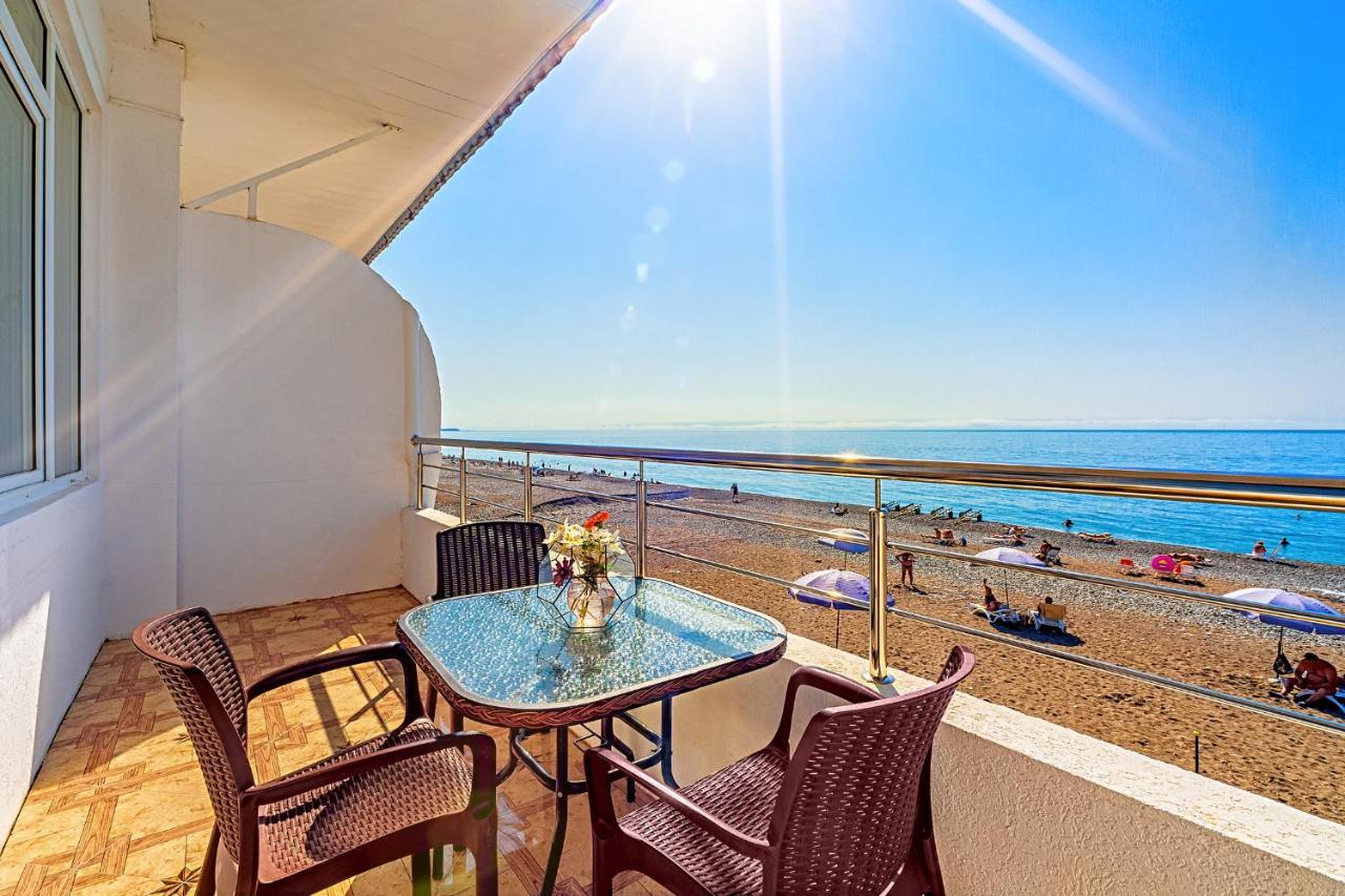 Мини-Отель Лучезарный Gagra Exterior foto