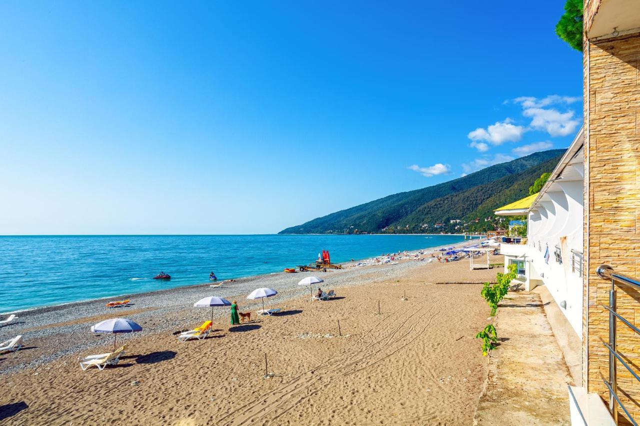Мини-Отель Лучезарный Gagra Exterior foto