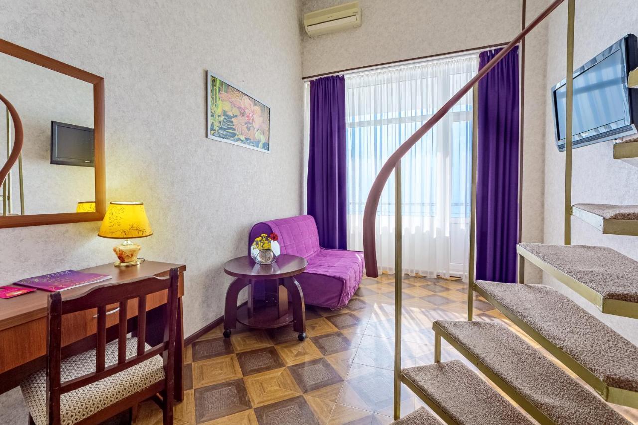 Мини-Отель Лучезарный Gagra Exterior foto