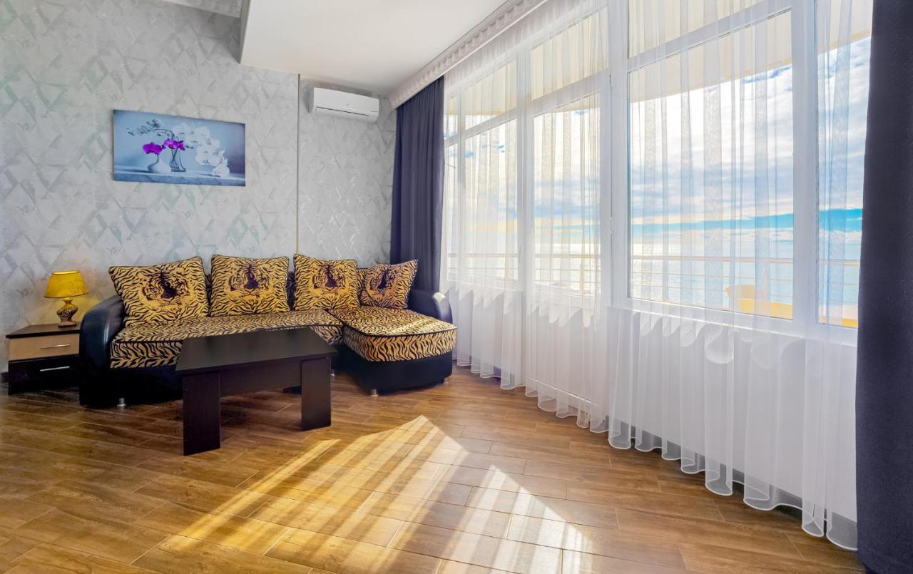 Мини-Отель Лучезарный Gagra Exterior foto