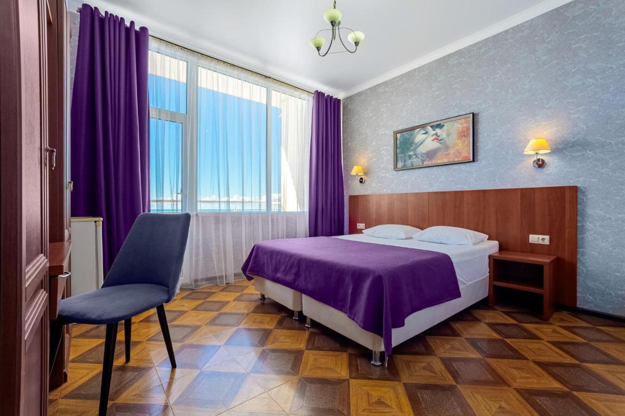 Мини-Отель Лучезарный Gagra Exterior foto