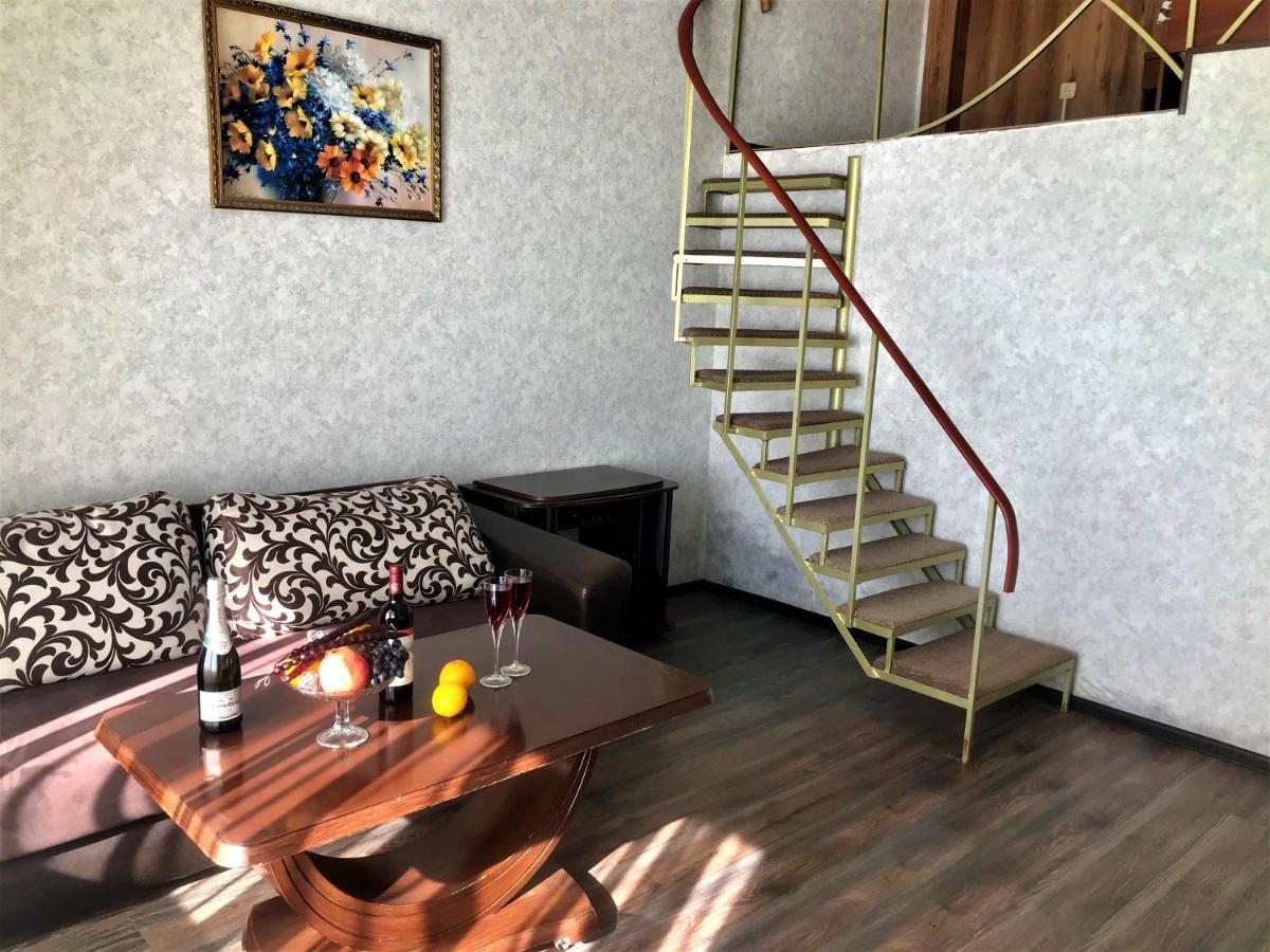 Мини-Отель Лучезарный Gagra Exterior foto